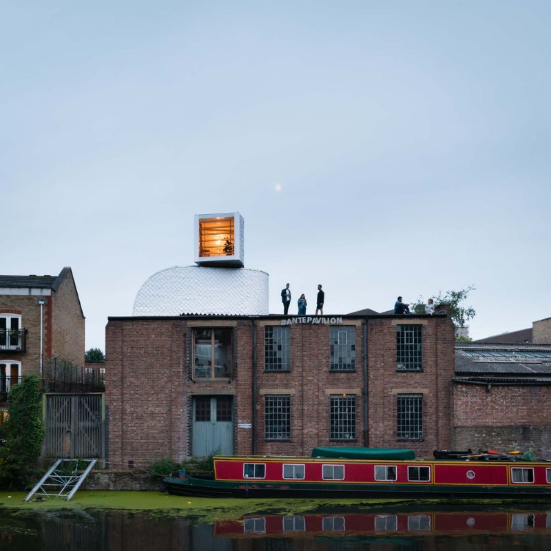 H-VAC, uma pequena casa em Londres projetada para parecer um duto de ar. Foto: Jim Stephenson, via PUP H-VAC, uma pequena casa em Londres projetada para parecer um duto de ar. Foto: Jim Stephenson, via PUP