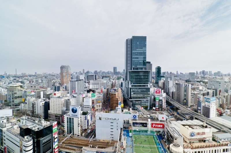 Estádio de futebol no telhado do arranha-céu Shibuya Hikarie em Tóquio, Japão. Foto: Keith Tsuji/Getty Estádio de futebol no telhado do arranha-céu Shibuya Hikarie em Tóquio, Japão. Foto: Keith Tsuji/Getty