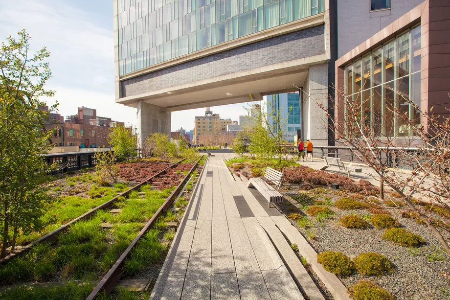 O caminho alinhado por High Line Gardens em Nova York. Shutterstock O caminho alinhado por High Line Gardens em Nova York. Shutterstock