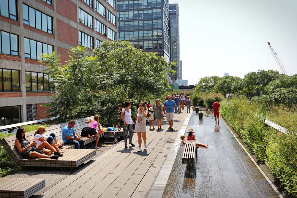 O recurso de água na linha alta da cidade de Nova York. Shutterstock O recurso de água na linha alta da cidade de Nova York. Shutterstock