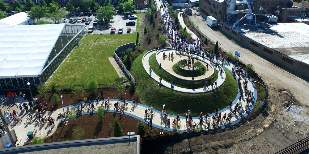 O 606 é uma linha de faixa abandonada que se tornou um parque público em Chicago. Colin Hinkle para The Trust for Public Land O 606 é uma linha de faixa abandonada que se tornou um parque público em Chicago. Colin Hinkle para The Trust for Public Land