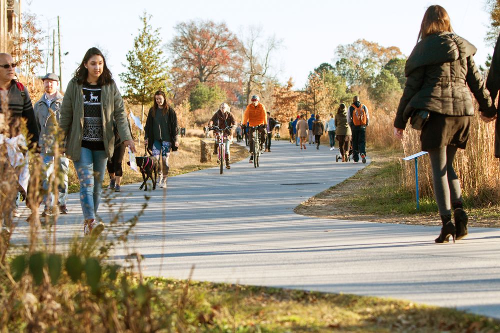 Bicicletas e pedestres desfrutam de Beltline Bicicletas e pedestres desfrutam de Beltline