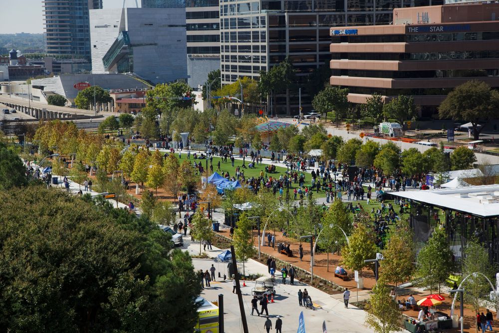 Uma vista aérea de Klyde Warren Park em Dallas, Texas. Imagem do James Burnetts Office cortesia do Klyde Warren Park